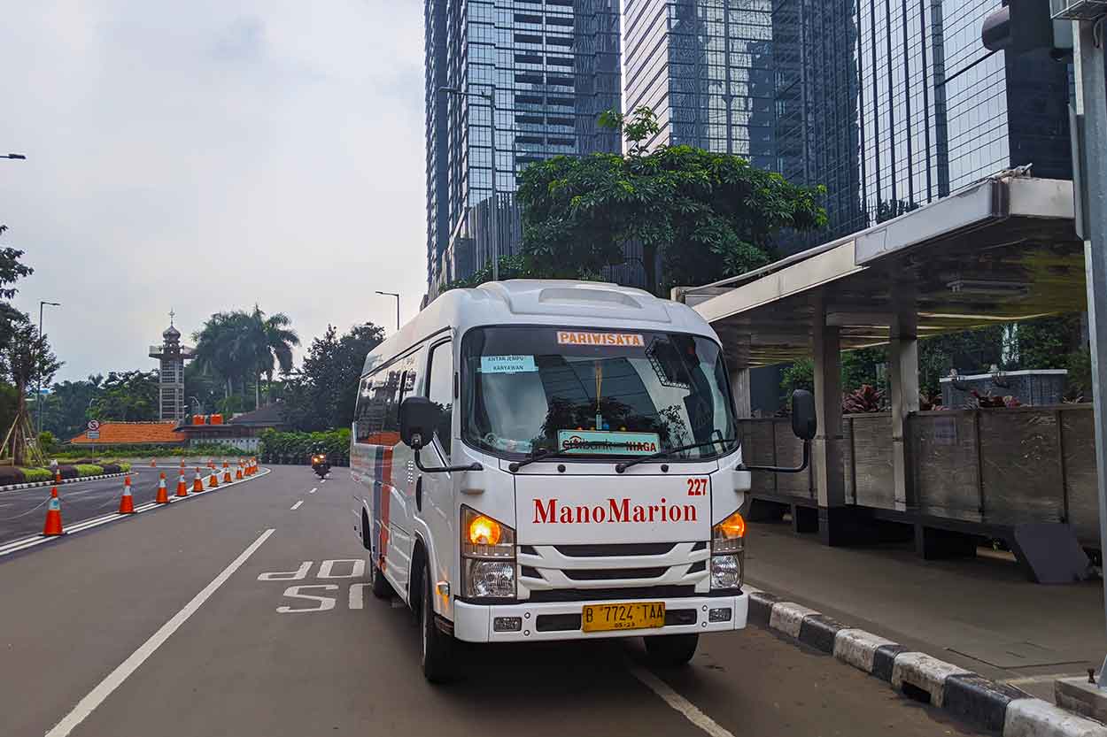 Sewa Elf untuk Jasa Antar Jemput Karyawan
