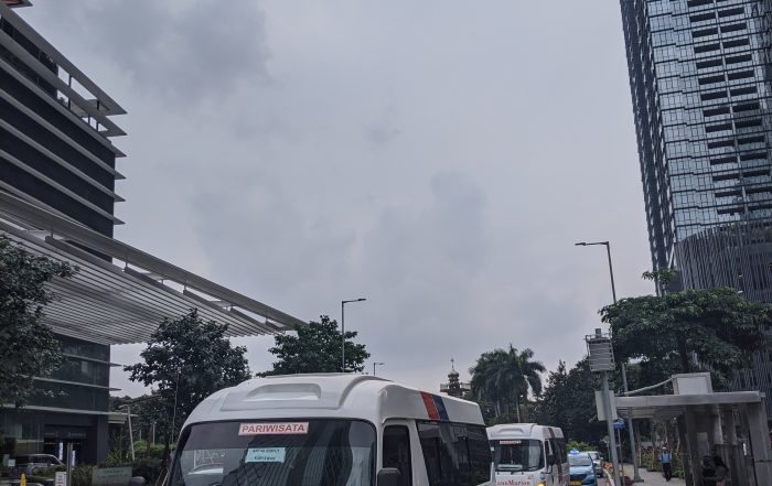 Sewa elf untuk layanan antar jemput karyawan